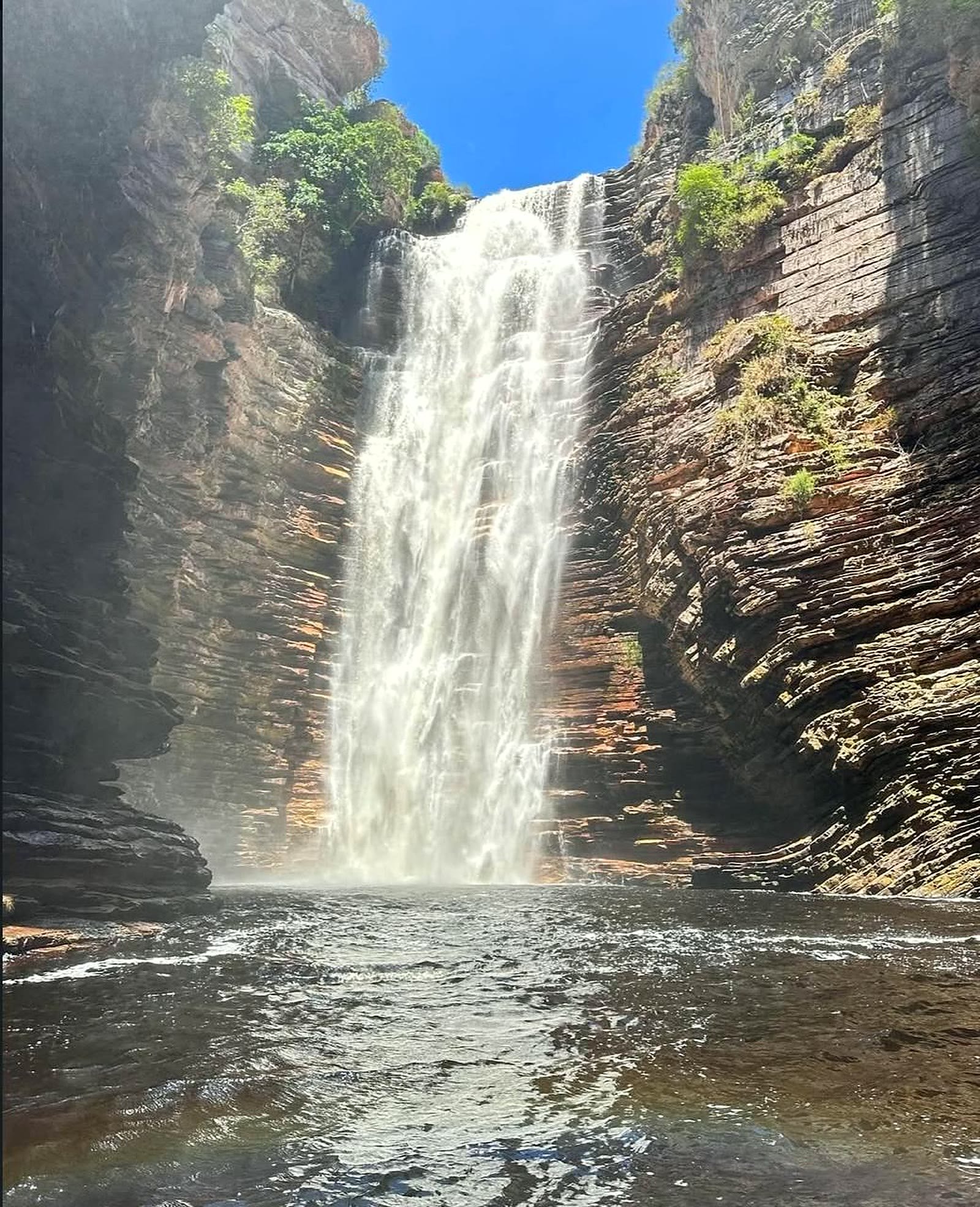 Cachoeira do Buracão despencando 85 metros entre paredões sob céu azul