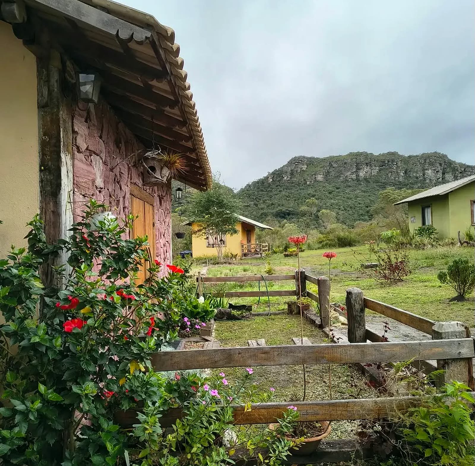 Jardim florido do chalé com a serra ao fundo