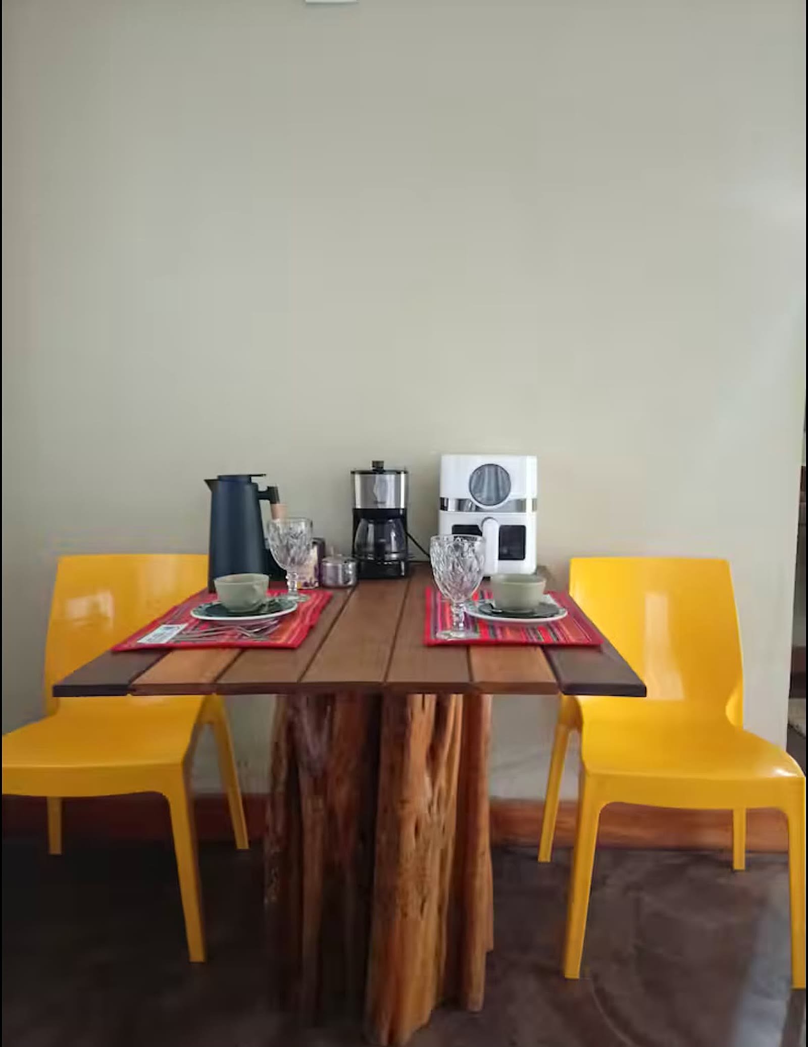 Mesa de café do chalé 2 com cafeteira e air fryer
