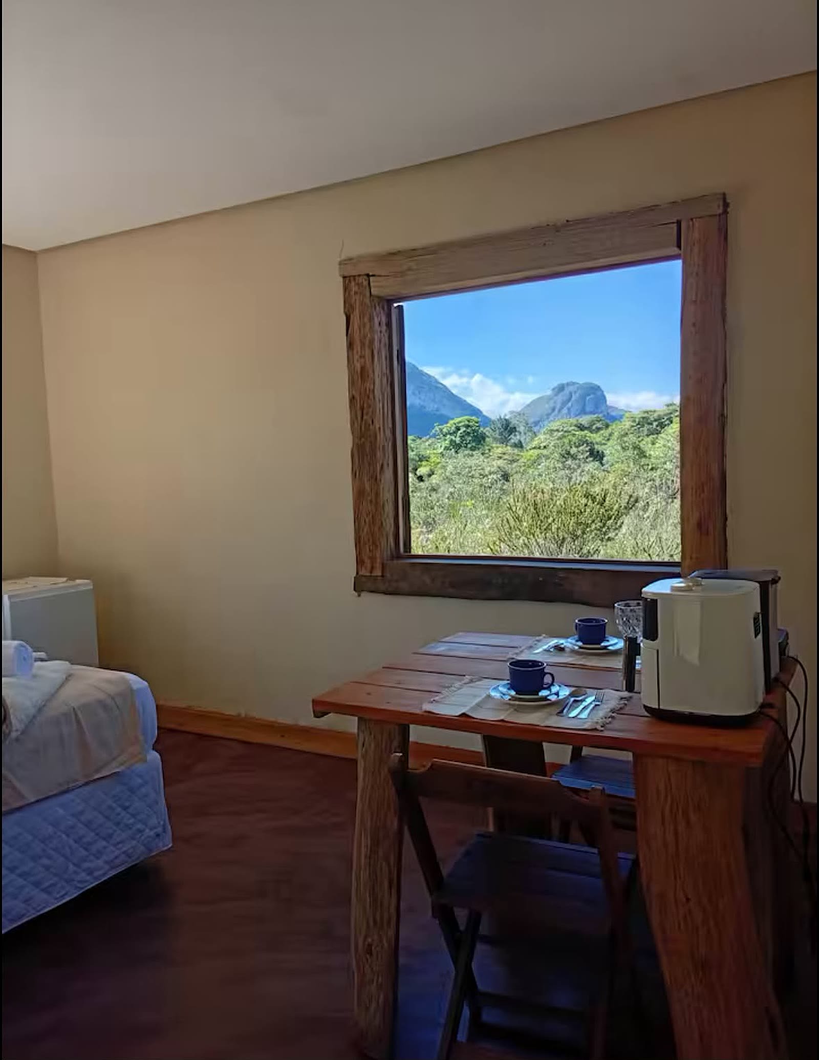 Mesa de café do chalé 3 diante da janela com vista para as pedras