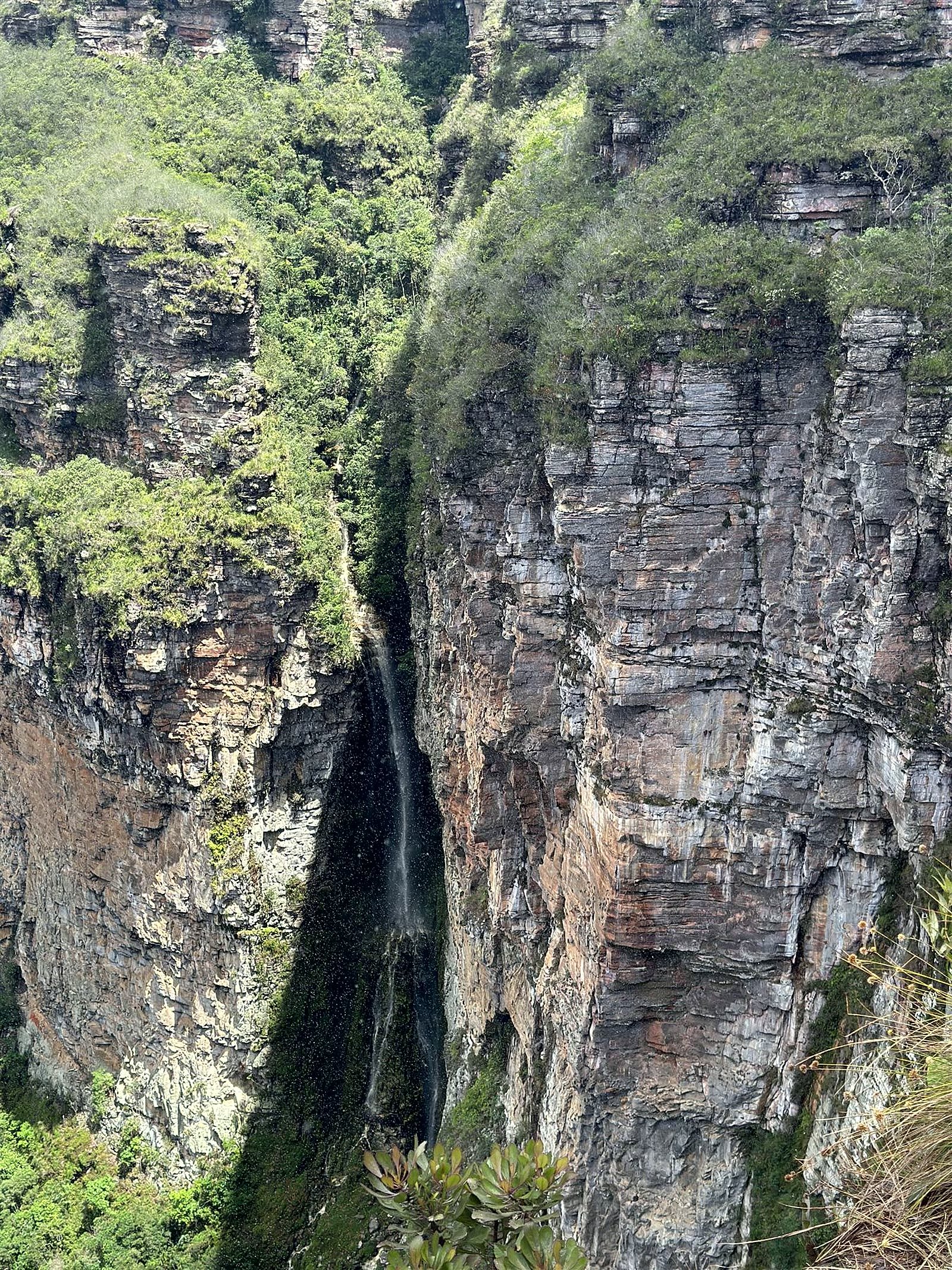 Cachoeira caindo do paredão no Vale do Pati